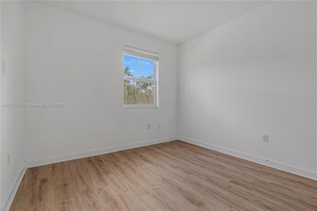 Building Photo - 10940 NW 87th Ln