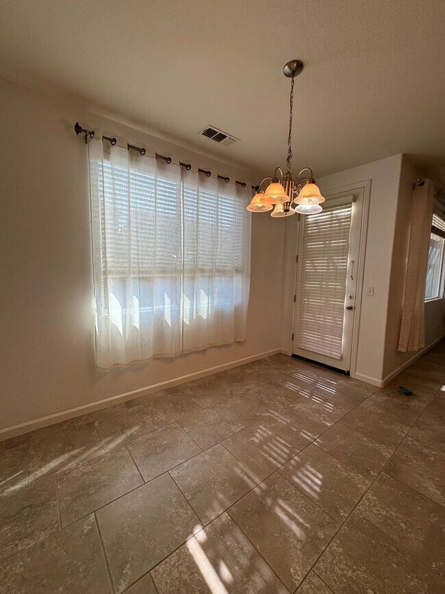 Building Photo - Move-in Ready Clovis Gem!