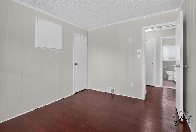 Building Photo - 3 bedroom - 1 bath - Lincoln Park- $1,600