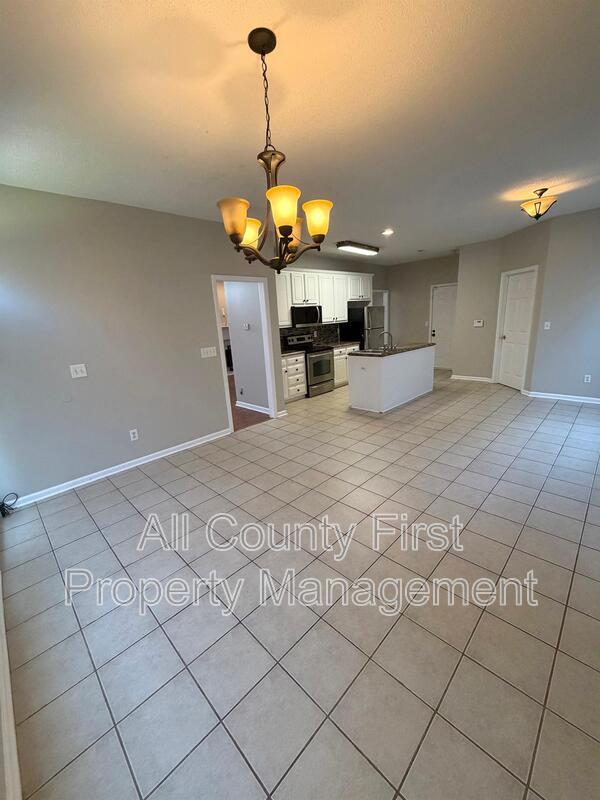 Building Photo - 2215 Lake Royale Dr