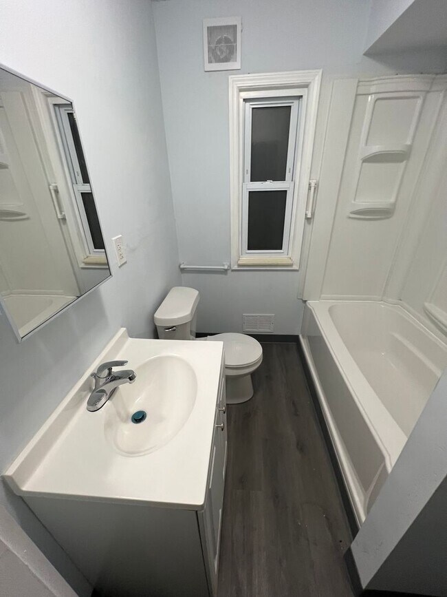 Building Photo - Welcome to this charming 3-bedroom, 1-bath...