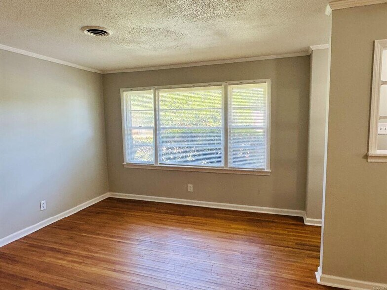 Building Photo - 664 Joryne Dr