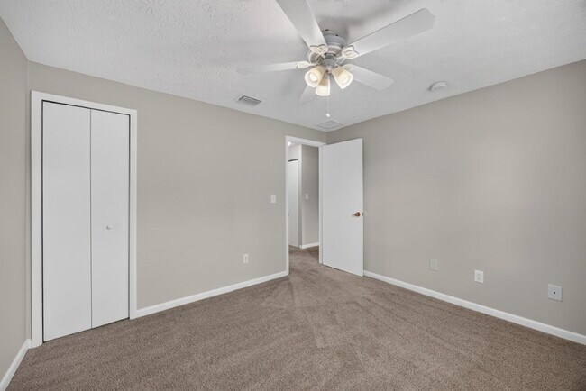 Building Photo - Cute 3/2 Home in Orange park on a corner lot