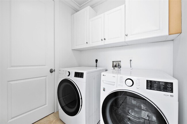 Building Photo - 218 NE 15th Ave