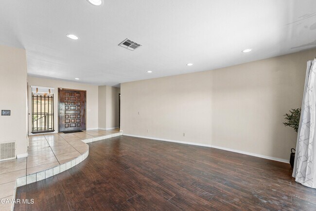 Building Photo - 1055 Lakeview Dr