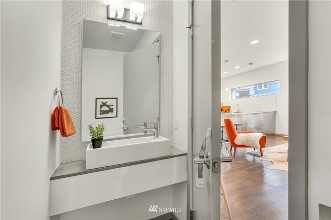 Building Photo - Amazing Capitol Hill Townhome 2/2.5 with 2...