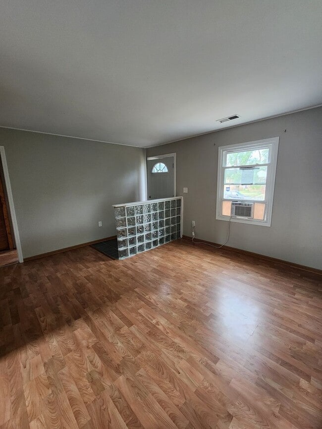 Building Photo - 2 Bedroom Ranch w/ Garage