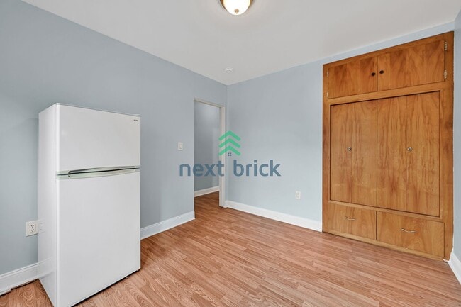 Building Photo - 4 BED & 2 BATH DUPLEX FOR RENT