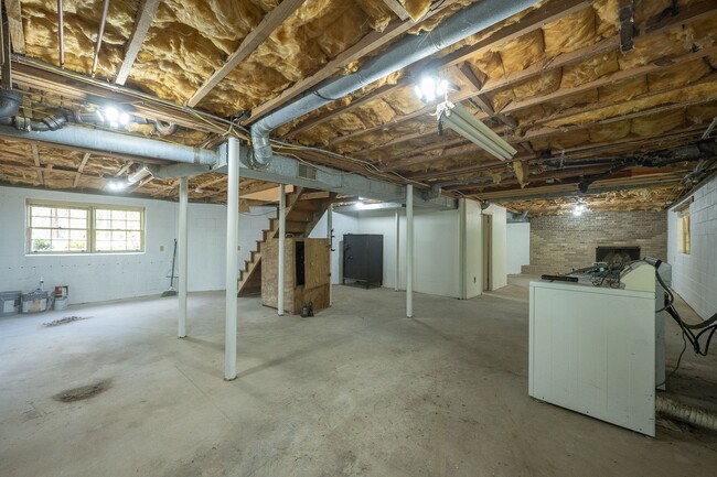 Building Photo - SPACIOUS RETREAT WITH DOWNTOWN CONVENIENCE
