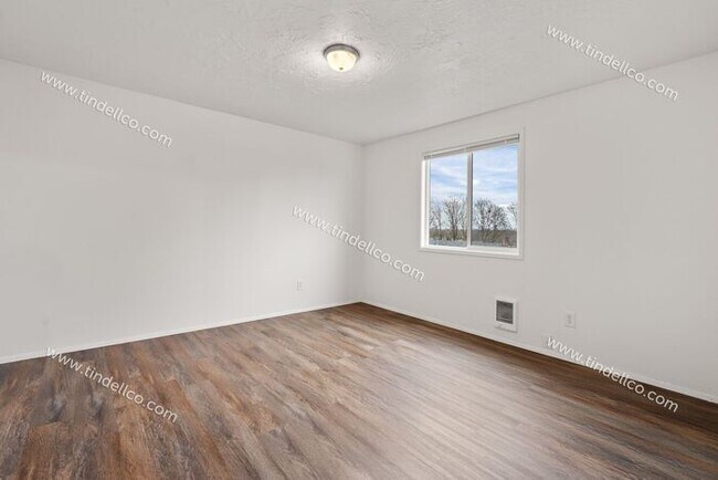 Building Photo - 3 Bedroom Home with New LVP, Fenced Yard & Attached Garage located on Cul-De-Sac!