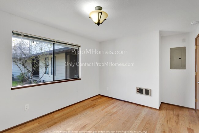 Building Photo - Two Bedroom, Charming Townhouse In the Hea...