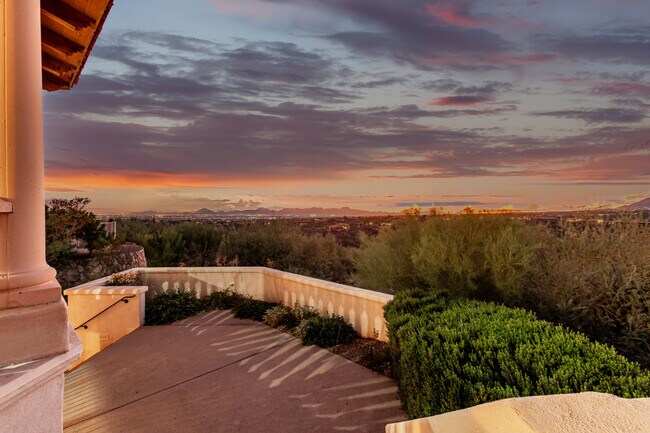 Catalina Foothills 4 bedroom 4 bath Home located in prestigious Canyon Ridge. 270-degree VIEWS! - 4667 N Rocky Crest Plz
