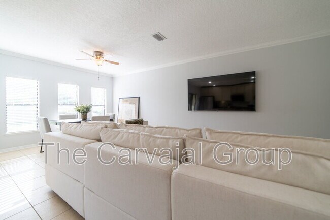 Building Photo - 2210 Seven Oaks Dr