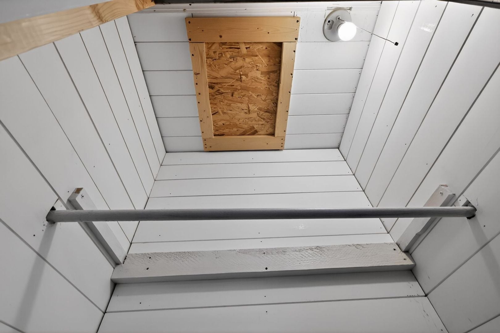 Building Photo - 992 N Maple St