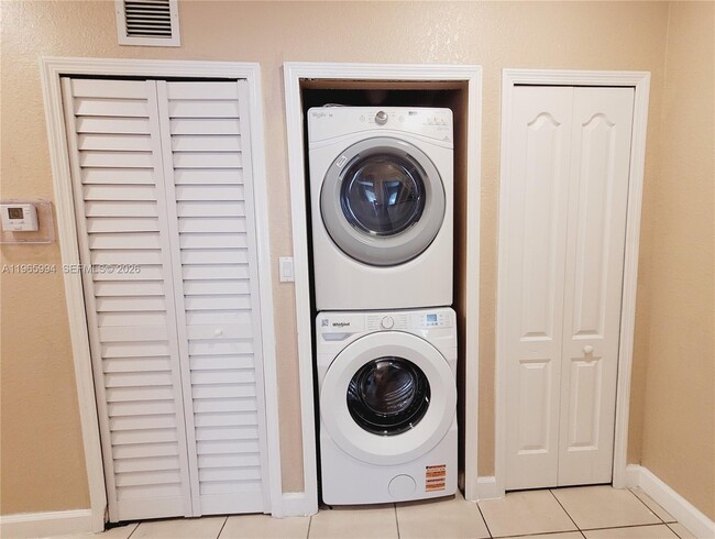 Building Photo - 2903 SE 17th Ave