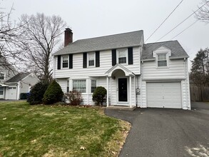 Building Photo - Beautiful, Single Family Colonial for Rent in Springfield!