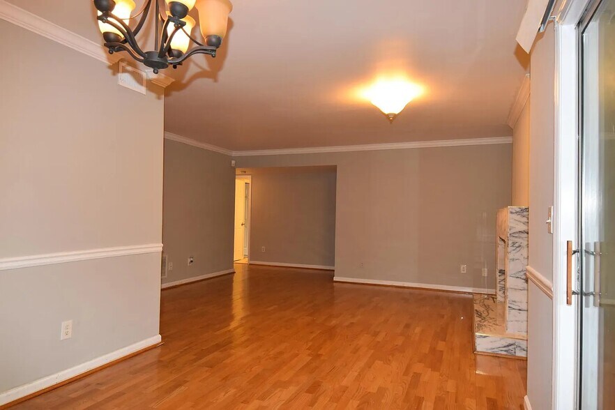 Living Area - 302 Lenox Way NE