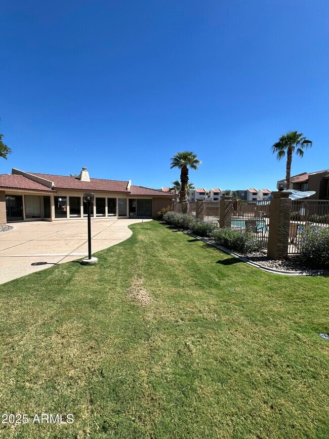 Building Photo - 1111 E University Dr