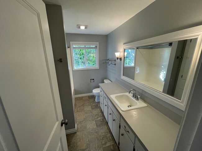 Building Photo - 2 Bedroom 1.5 Bath Washer Dryer Included i...