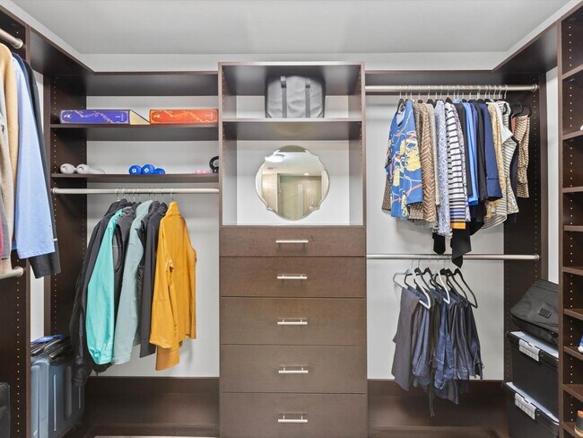 Building Photo - Large Corner Unit at STAR TOWER!