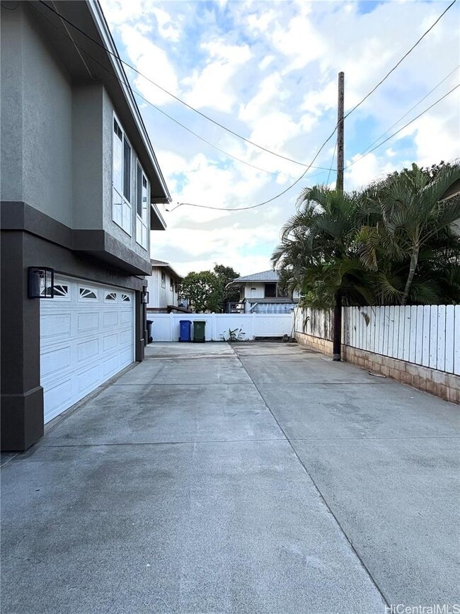 Building Photo - 2 bedroom, 1 bath in Kaimuki!