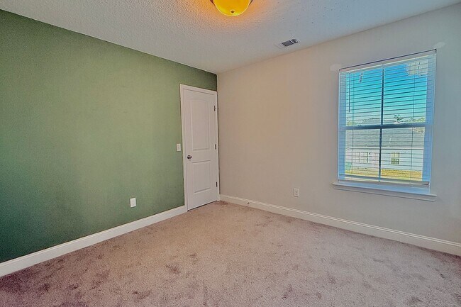 Building Photo - AVAILABLE NOW! (Pet Friendly)