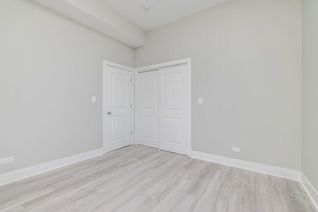 Building Photo - 2448 S Oakley Ave