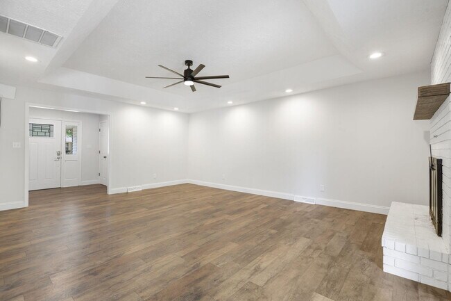 Building Photo - 3259 S Elmira Ave