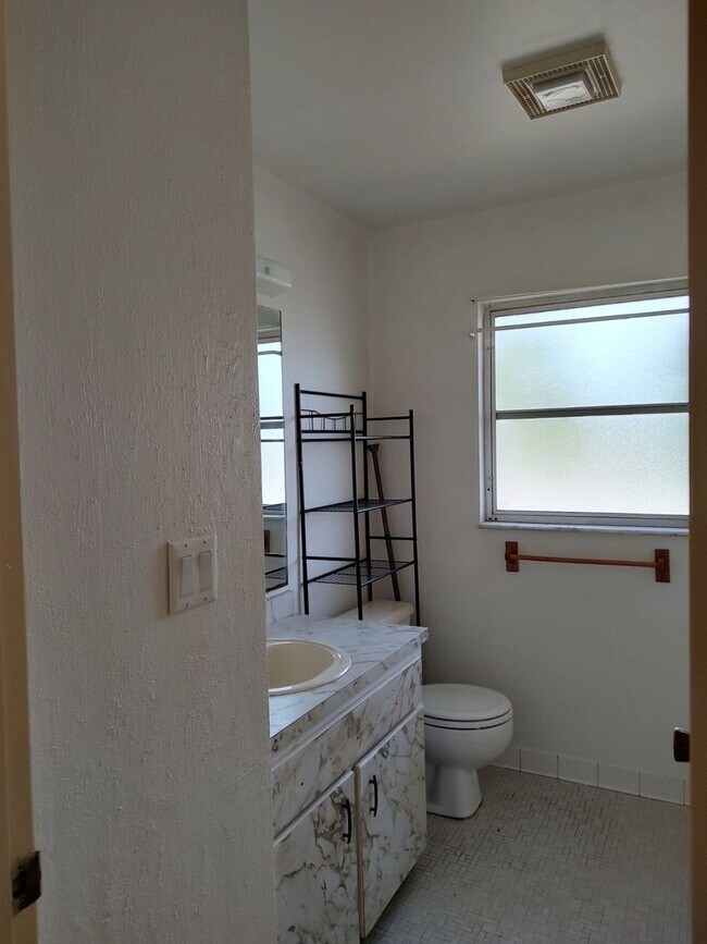 Building Photo - 2 Bedroom, 1 bath, freshly painted, new appliances