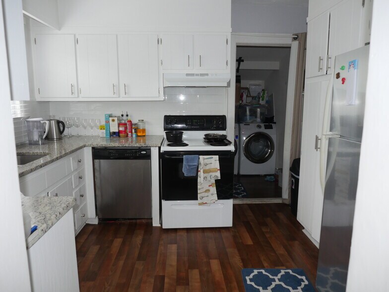 Kitchen - 1065 Atlantic Dr NW