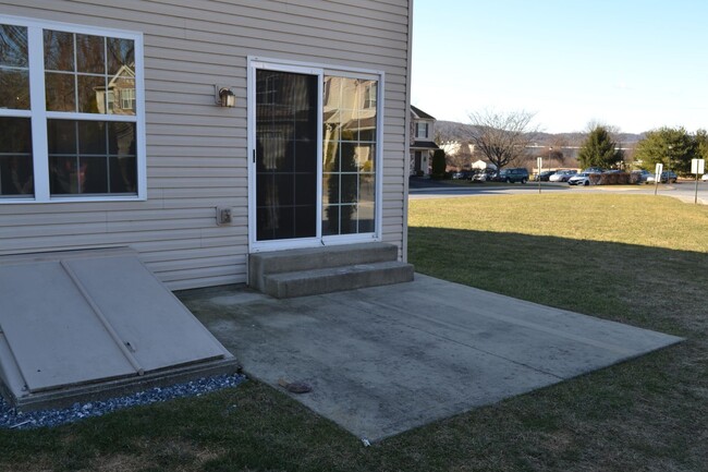 Building Photo - Spacious Townhome with 1-Car Garage & Pet-...