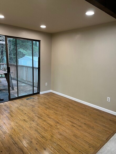 Dining area with slider to entertainment deck - 21020 SE 358th St