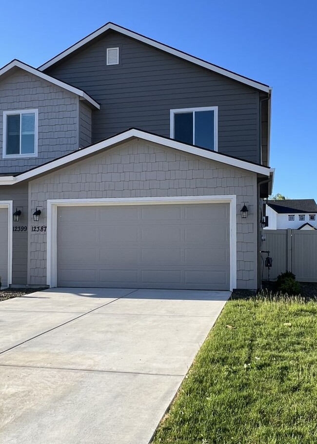 Building Photo - Brand new 3 bed 2.5 bath townhome in Stars...