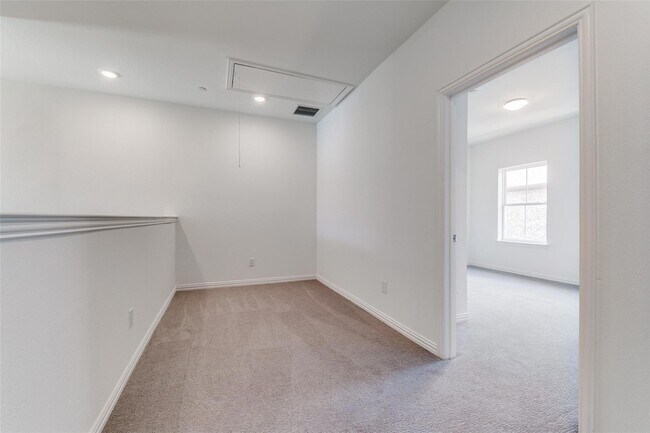 Building Photo - 2422 Ash Ln