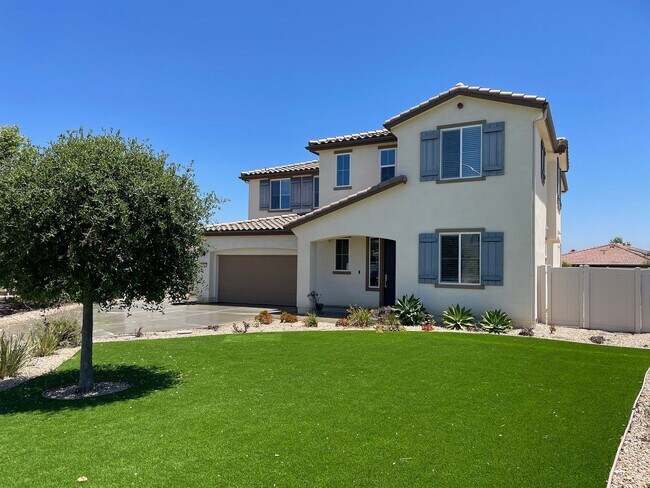 Building Photo - Stunning 4 bedroom home in Vista-With Solar!