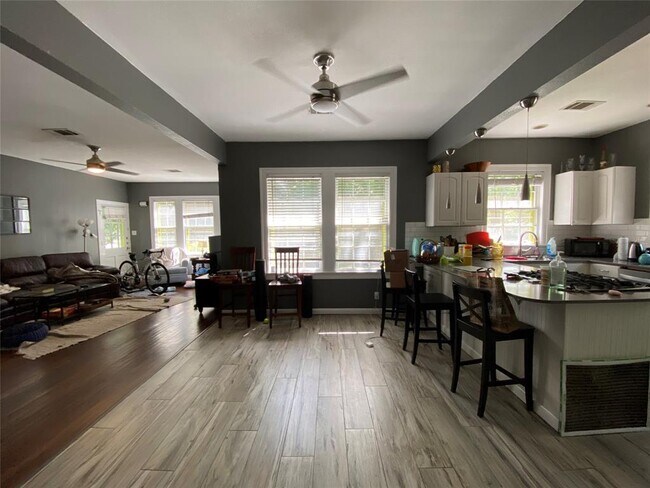 Building Photo - 3804 Duval St