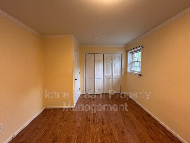 Building Photo - 836 Salem Dr