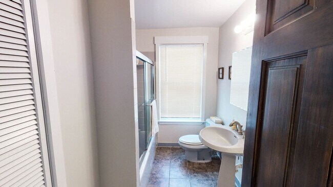 Building Photo - Charming and Spacious 5BD 2.5BA House in Beaver Hills!