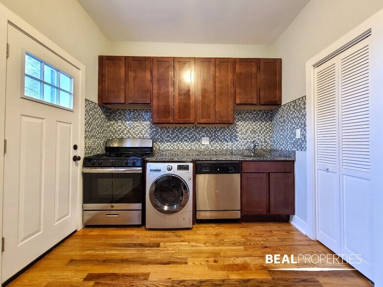 Building Photo - 627 W Oakdale Ave