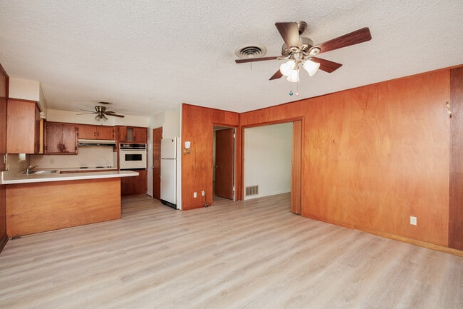 Building Photo - 1137 Bradshaw Dr