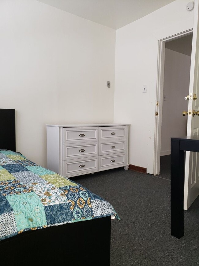 Building Photo - 4-5 bedroom home located on Oakland Ave, o...