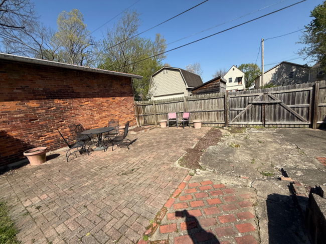 Building Photo - 1603 E Oak St