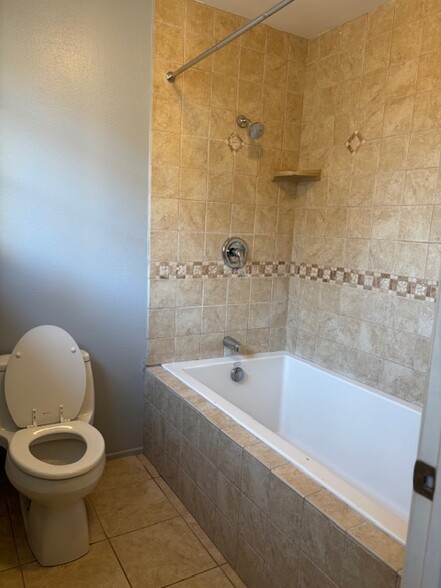 Master bathroom with a deep soaking tub - 8724 Edmonton Pl