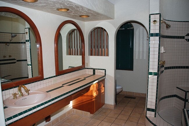 Building Photo - Newlands Manor 3 BR/2.5 Bath/2 Car Garage Custom Home