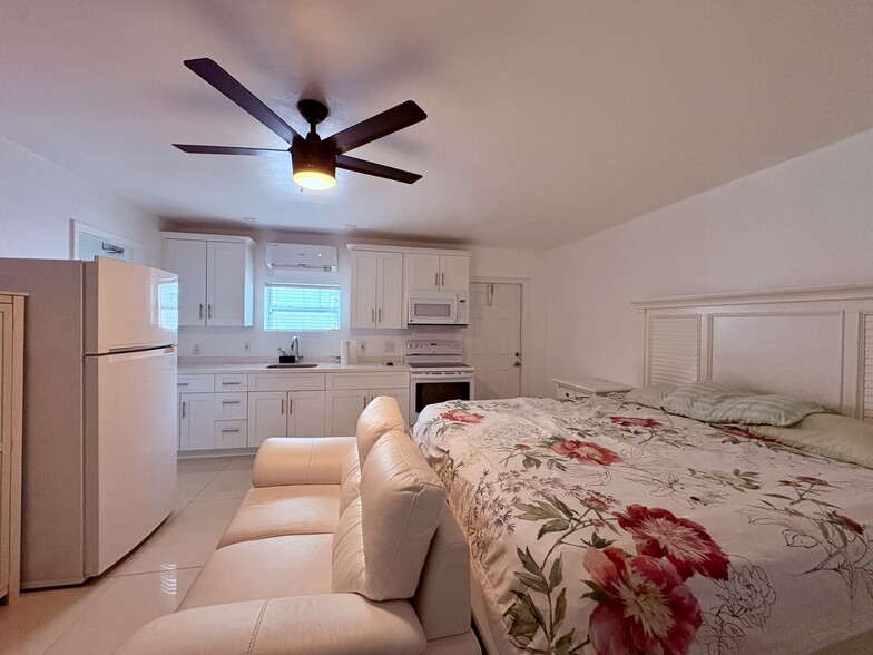 Building Photo - 8505 Southampton Dr