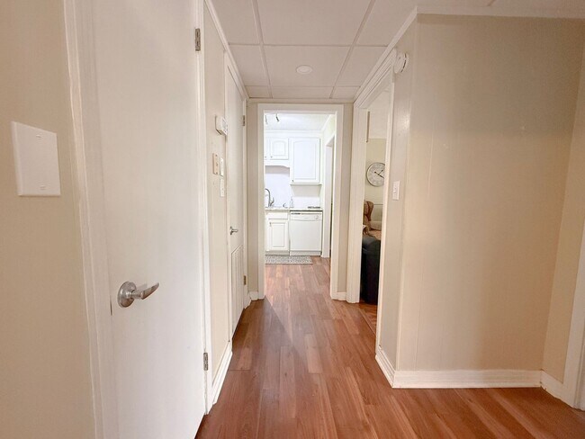 Building Photo - 1045 E 10th St