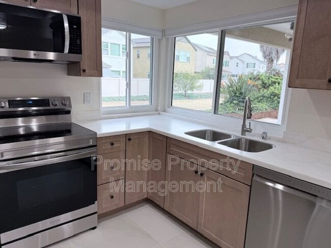 Building Photo - 1320 La Miranda Ave