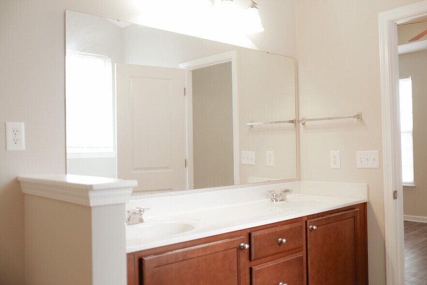 Building Photo - 1604 Fairforest Court