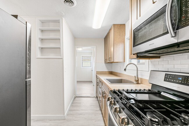 Building Photo - Charming Private 1-Bedroom Carriage House with Modern Amenities in Englewood