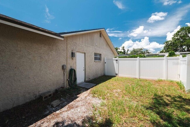 Building Photo - 7504 N Sanibel Cir